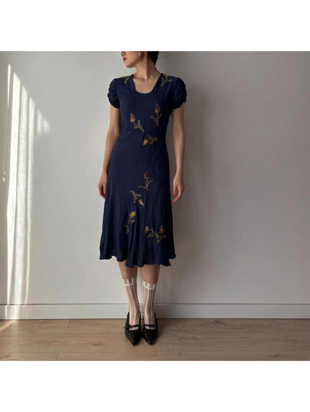 Antique 1920s flapper dress with floral embroidery - Picture 2 of 9